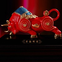 中国红 陶瓷漆线雕 牛气冲天